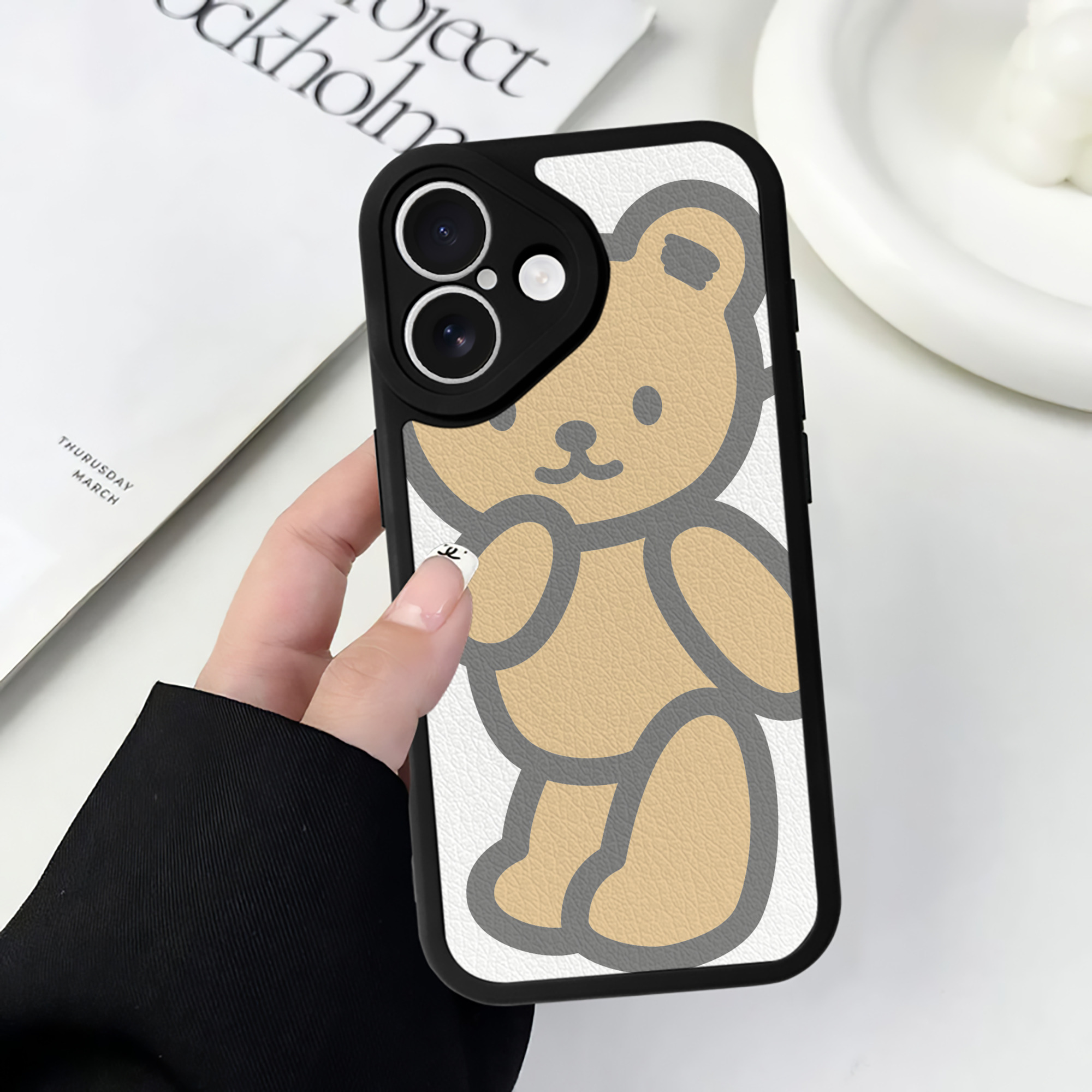 （画像用） Hello Kitty ハローキティ 【iPhone 16シリーズ対応】シリコンスマホケース（レザー調） 材質：シリコン